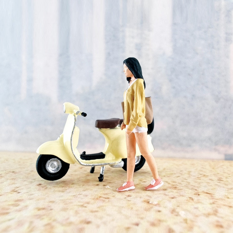 2PCS "Girl with Vespa" 1/64 Mini Figure HO 1:64
