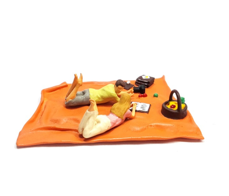 2PCS "Picnic Couple" 1/87 Mini Figure HO 1:87