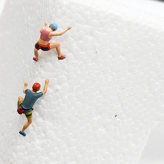 2PCS "Rock Climbing Couple" 1/64 Mini Figure HO 1:64
