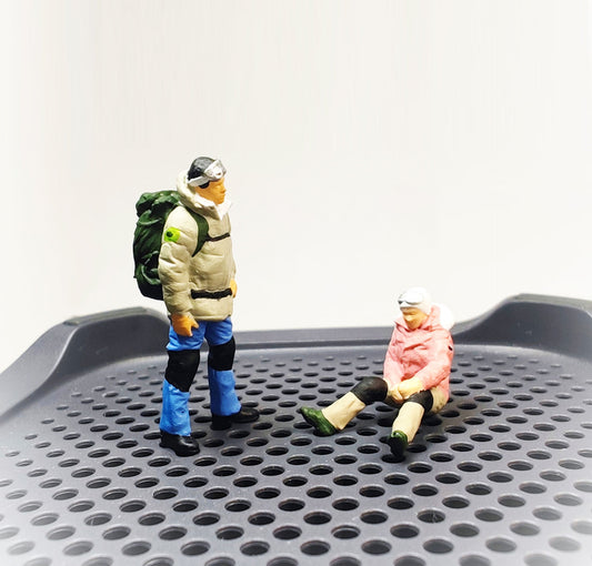 2PCS "Couple Mountaineer" 1/64 Mini Figure HO 1:64