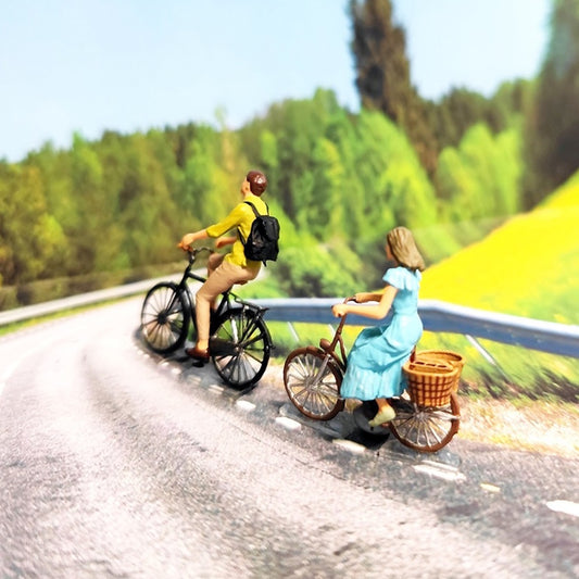 2PCS "Couple Cycling" 1/64 Mini Figure HO 1:64