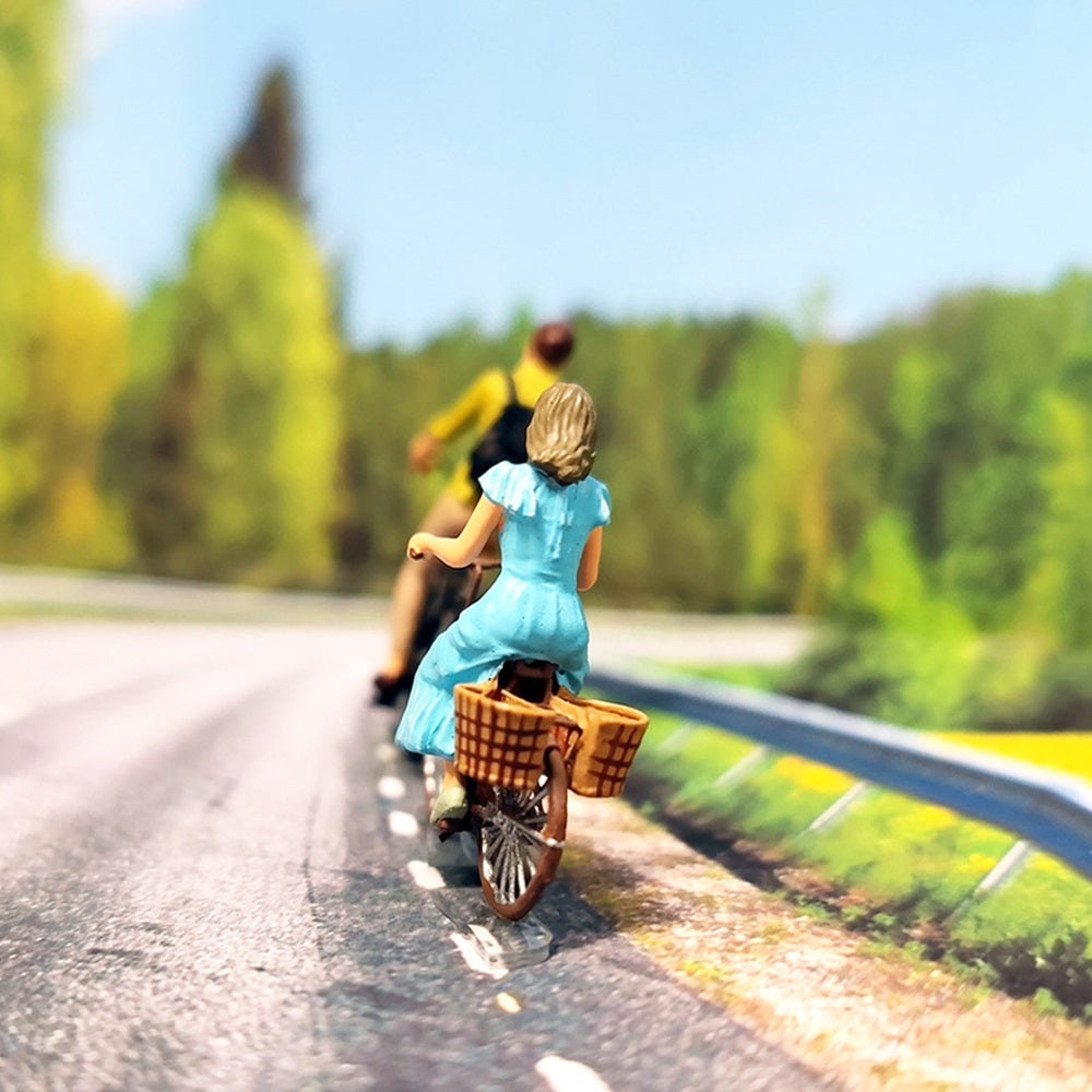 2PCS "Couple Cycling" 1/64 Mini Figure HO 1:64