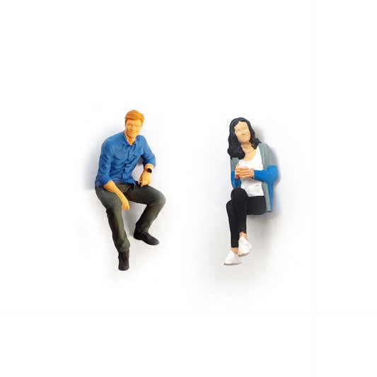 2PCS "Sitting Couple" 1/87 Mini Figure HO 1:87